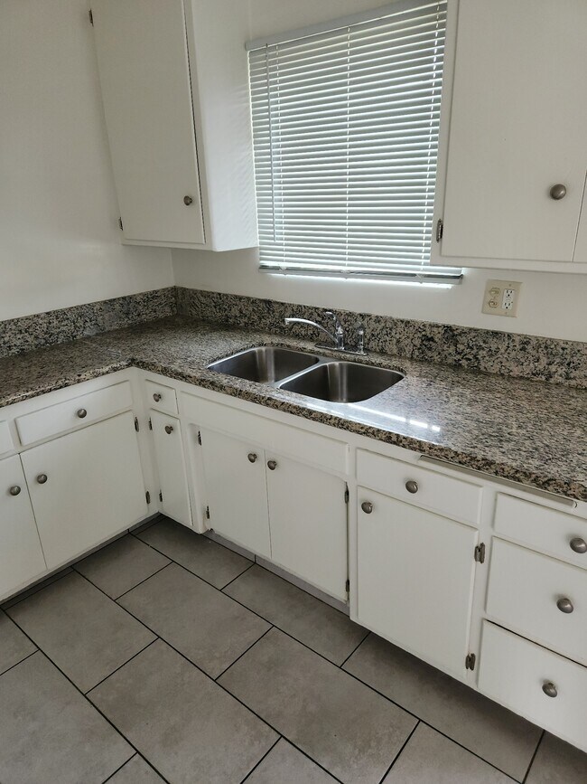 Photo - 4888 Pinafore St