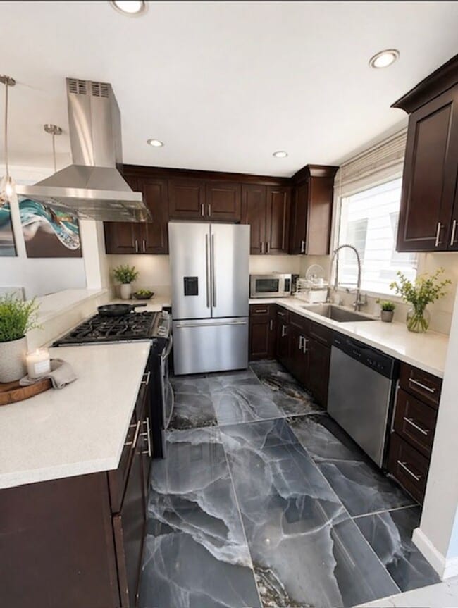 Building Photo - 1100 E Ocean Blvd Unit #13