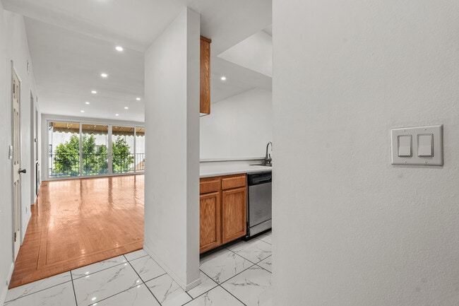 Photo - 1559 Winona Blvd Unit D3