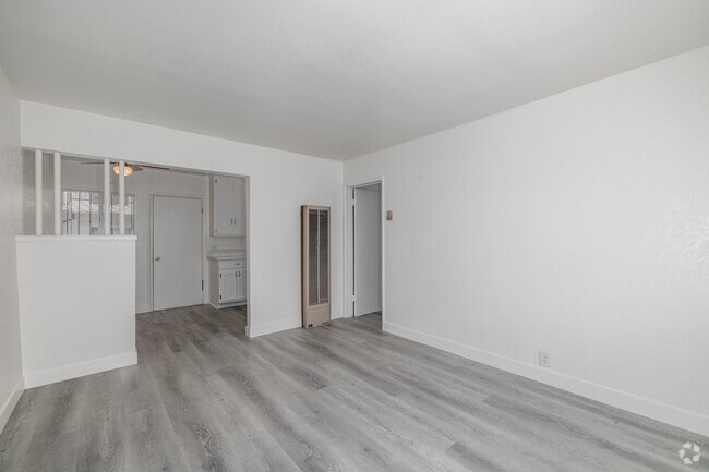 1BR, 1BA - 500SF - Living Room - 903 N Sloan Ave.