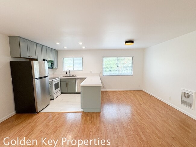 Building Photo - Welcome to your new coastal retreat in Oce... Unit D Rental