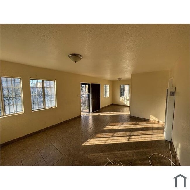Building Photo - 1939 W 35th St Unit 1939 Rental