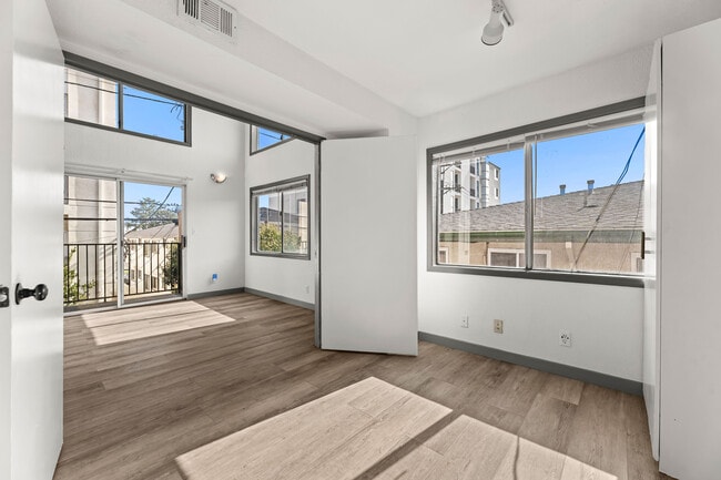 Building Photo - 1540 S Fairfax Ave Unit 7