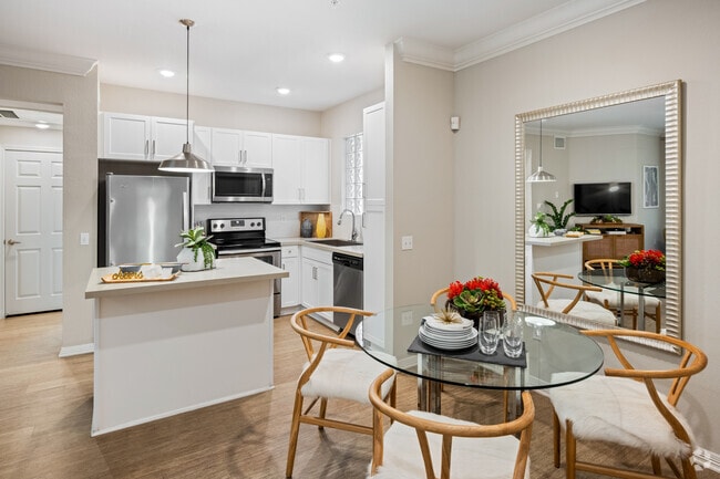 1BR, 1BA - 724SF - Kitchen and Dining Room - Amerige Pointe