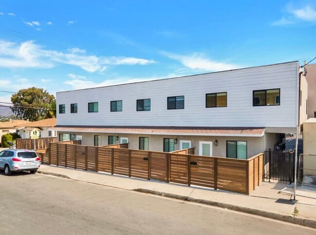 Building Photo - Beautiful Renovated 1 Bed/1 Bath w/yard-MOVE IN PROMOTION Unit 4959 D