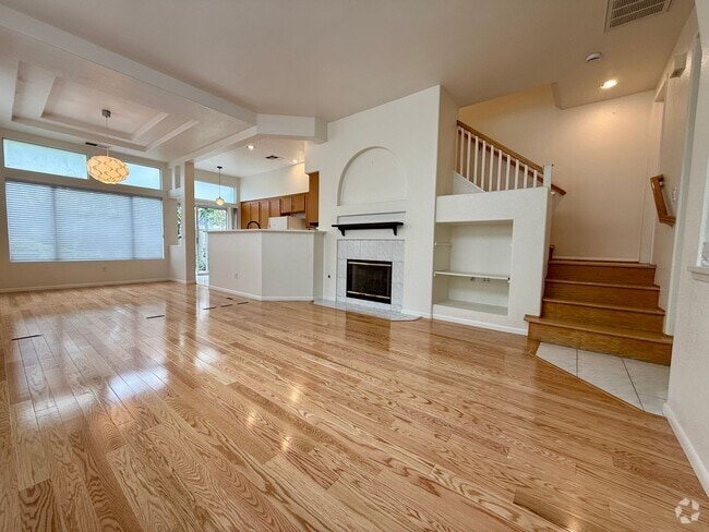 Building Photo - Spacious 3 Bedroom 2.5 Bath Townhouse with...