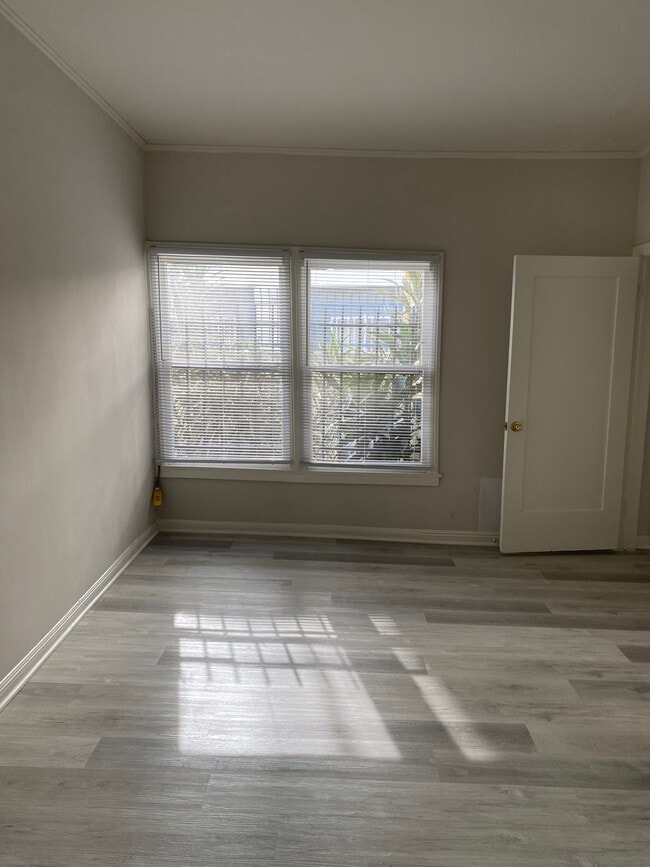 Bed Room - 1327 S Gramercy Pl Unit Front