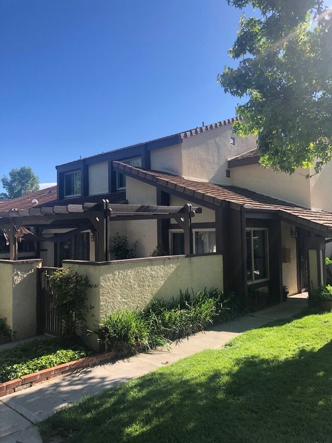 Building Photo - Valencia - Upgraded 3 bedroom, 1.5 bath condo near golf course