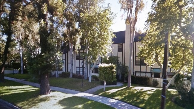 Building Photo - Tutor-style townhome! Duel master with attached garage!