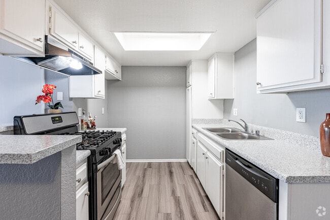 1BR, 1BA - 750SF - Kitchen - Rollingwood