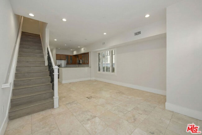 Photo - 2020 Holly Dr Unit 5