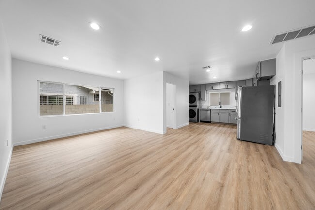 Photo - 1537 N Kingsley Dr