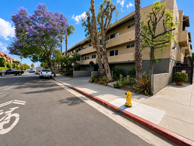 Building Photo - 1351 N Orange Dr Unit 109