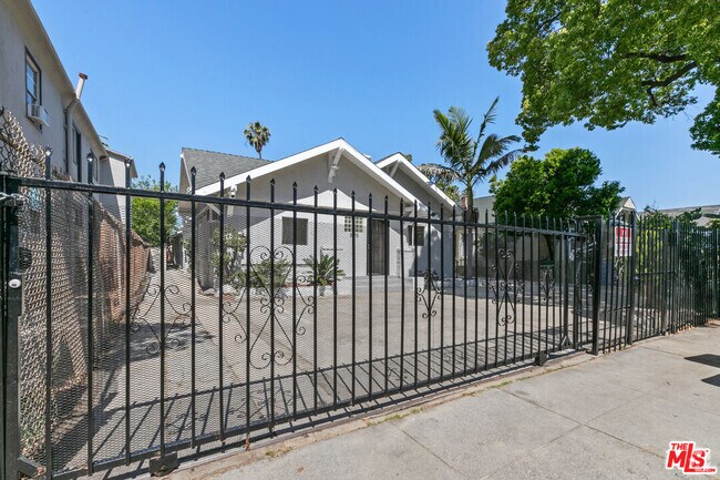 Building Photo - 3913 S Budlong Ave Rental