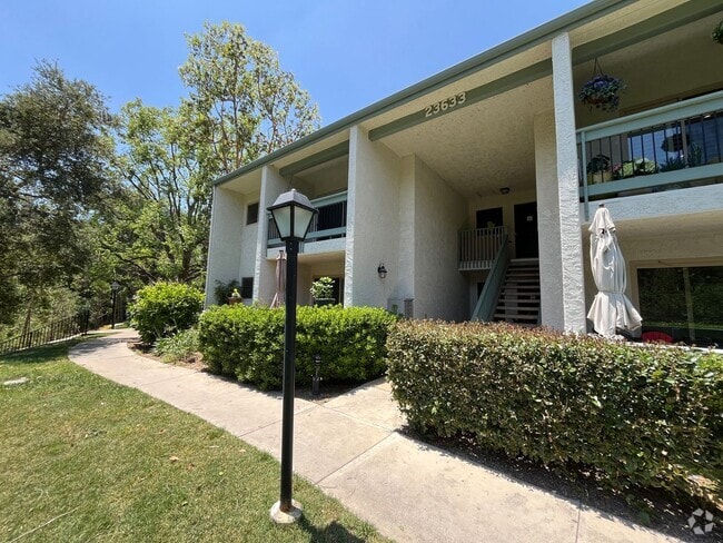 Building Photo - MOVE-IN READY! 2+2 w/lake access + 1 blk f... Rental