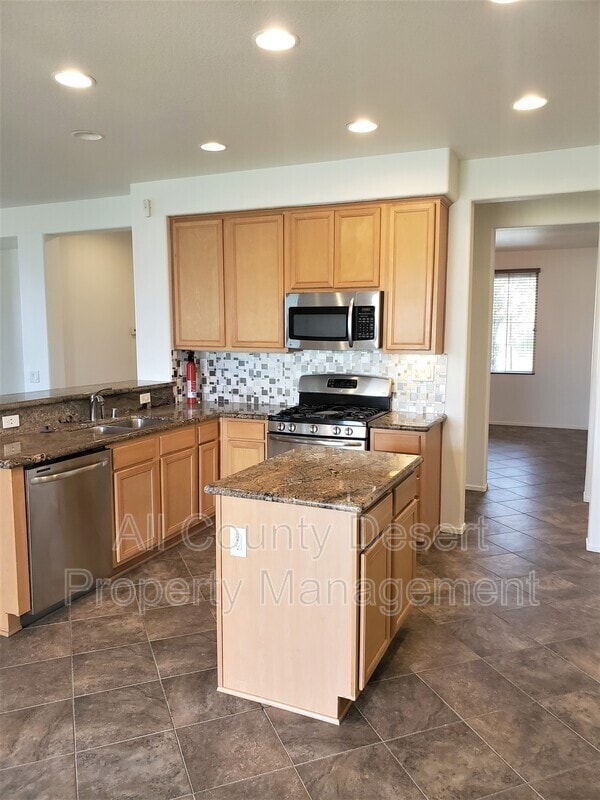 Photo - 37853 Avon St