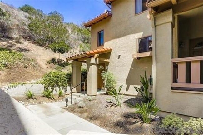 Gorgeous Tri-Level End Unit Home - Gorgeous Tri-Level End Unit Home