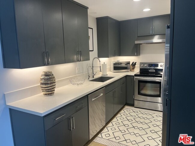 Photo - 723 Palisades Beach Rd