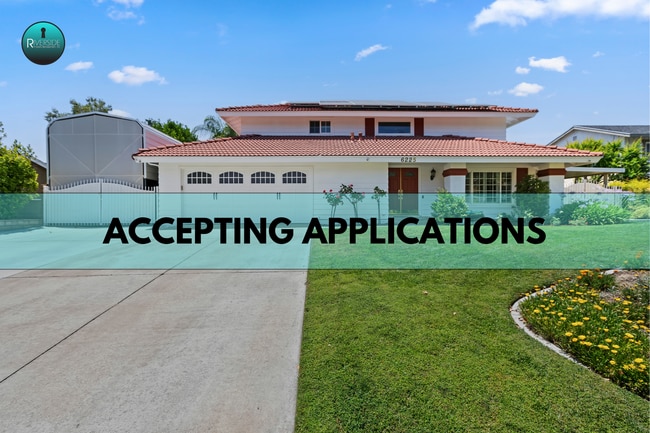 Building Photo - Gorgeous Canyon Crest pool home with RV storage!