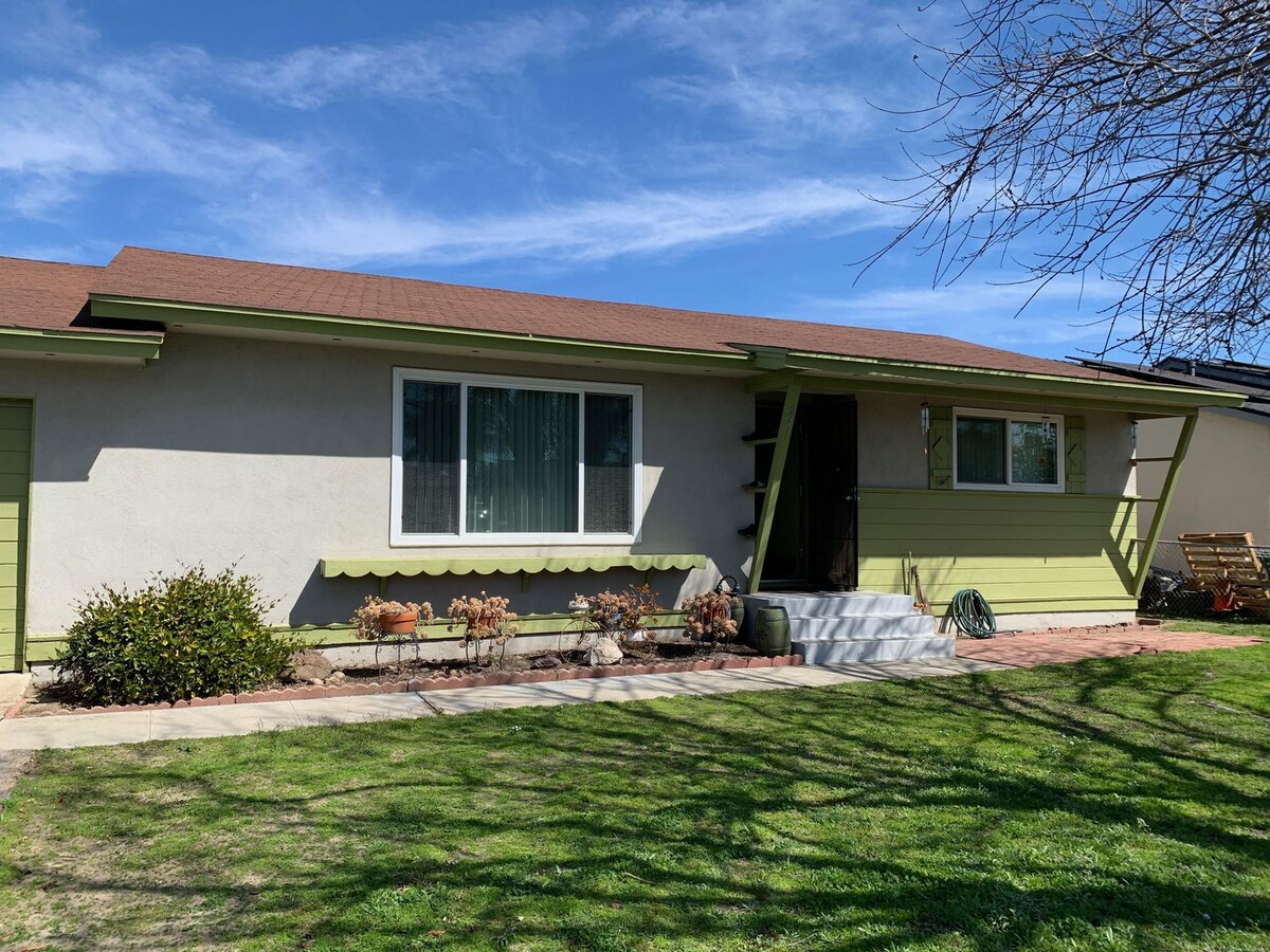 Charming 3-Bedroom Home with Bonus Room & ... - Charming 3-Bedroom Home with Bonus Room & ...