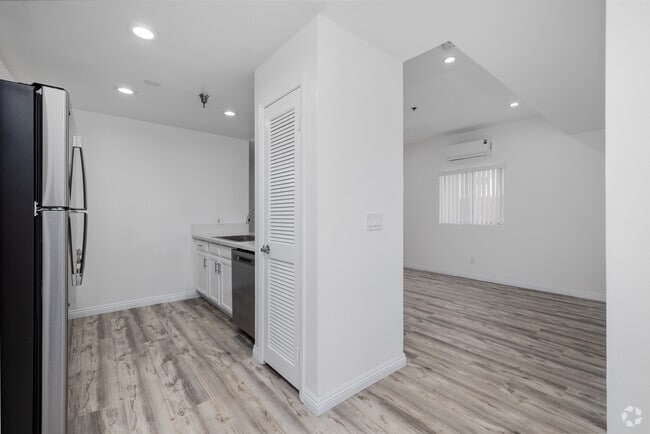 1BD, 1BA - 650SF - Kitchen - 1347 23rd St