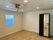 Room facing garden - 1404 N Buena Vista St