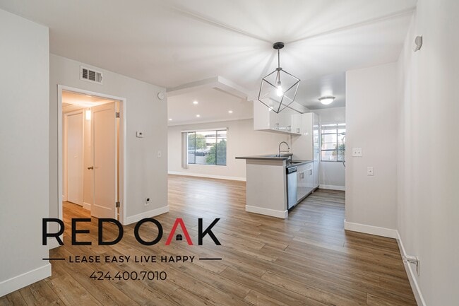 Building Photo - 121 N Hamilton Dr Unit 202