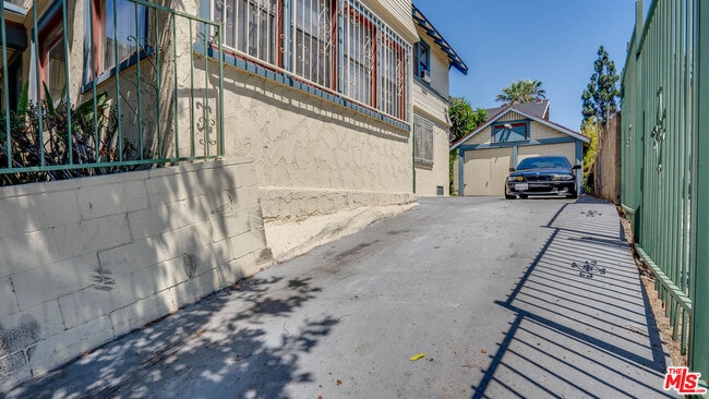 Photo - 1130 S Hoover St