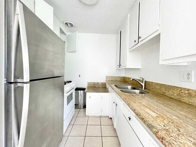 Building Photo - 1142 N Orange Grove Ave Unit 14 Rental