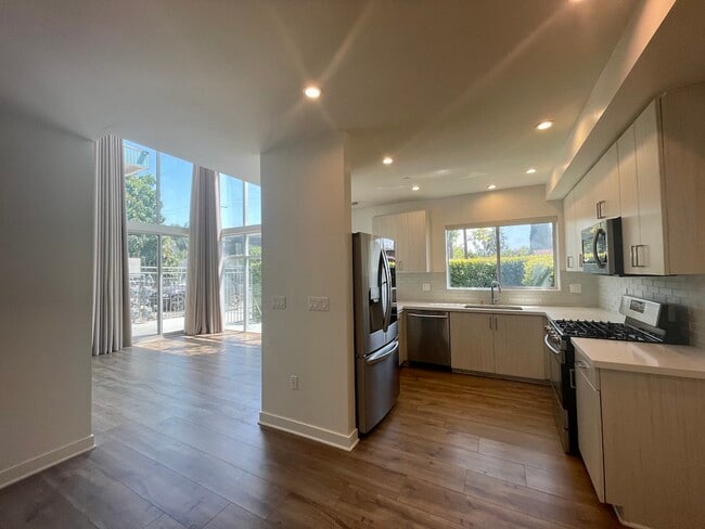 Photo - 6133 Fountain Ave Townhome