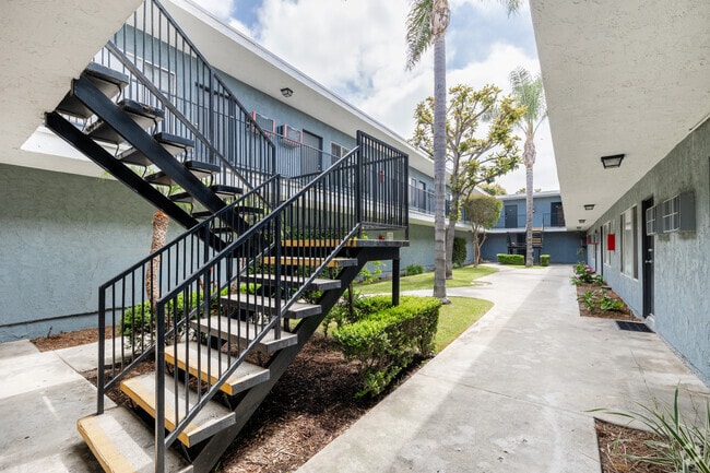 Courtyard - Osage Gardens Apartments Unit 1Bedroom