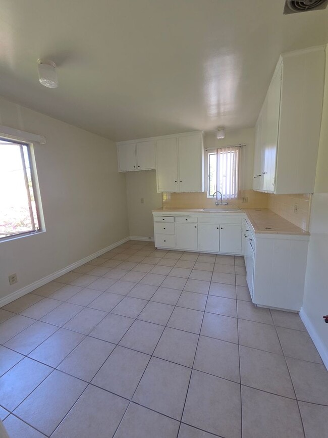 Building Photo - #713 Unit B