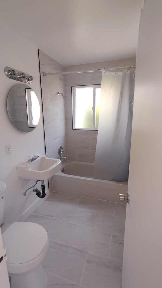 Bathroom - 507 Magnolia St Unit D