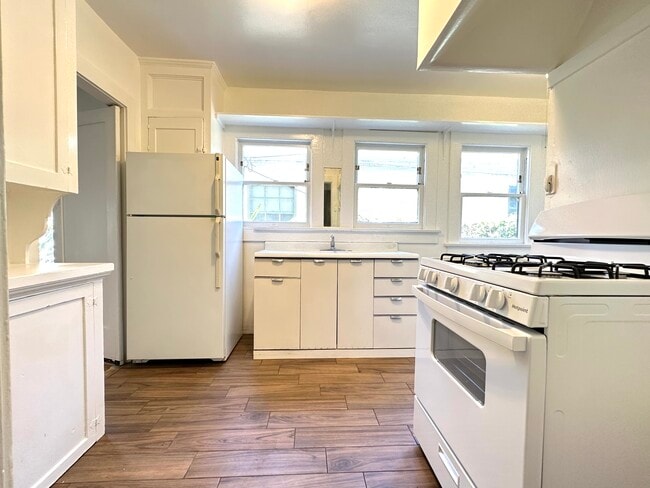 Photo - 1138 N Gardner St Unit 1138