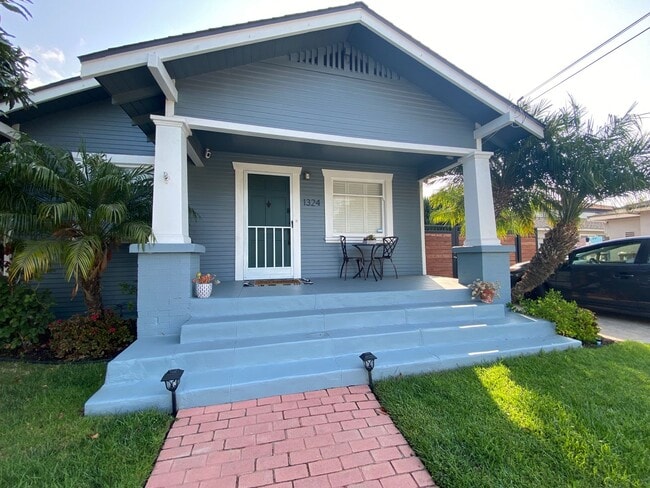 Building Photo - Charming 2 Bedroom 1 Bath home in desirabl...