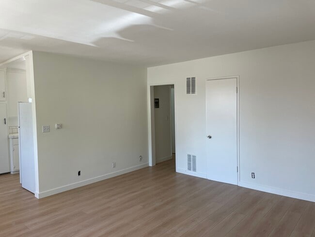 Building Photo - 907 N Gardner St Unit 8 Rental
