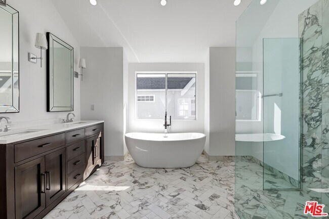 Building Photo - 612 Elm Dr