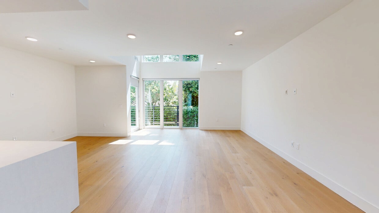 3D Tour - 2000 N Beachwood Dr Apartments
