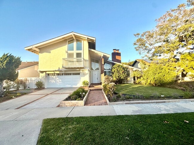 Building Photo - Welcome to this beautiful 4 bedroom home in the highly desirable "Port Streets" of Newport Beach