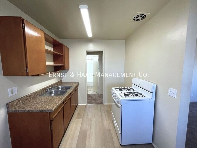 Building Photo - 9119 Rose St Unit #08