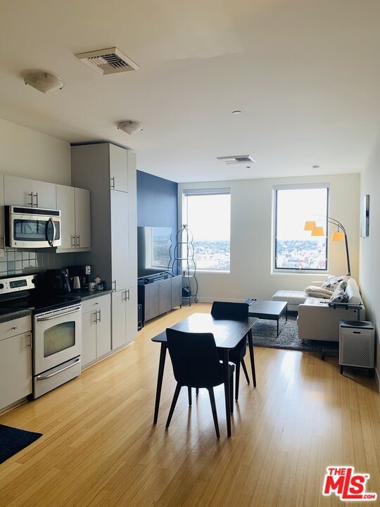 Building Photo - 3810 Wilshire Blvd Unit 2011