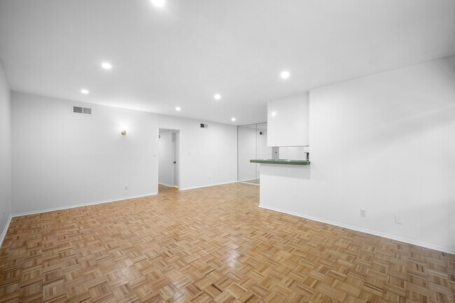 Photo - 5320 Zelzah Ave Unit #314