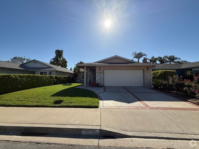 Building Photo - 3 bed, 2 bath single story home on a stree...