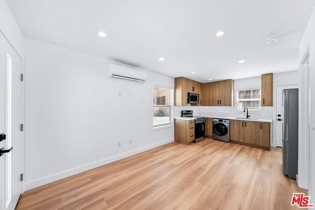 Photo - 1258 Mariposa St