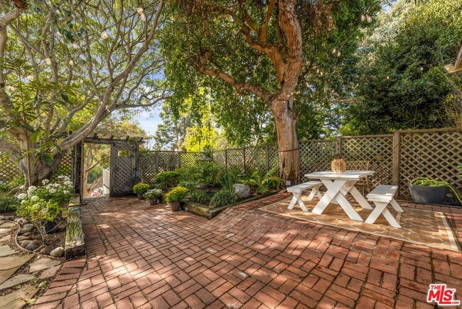 Photo - 2429 Beverley Ave