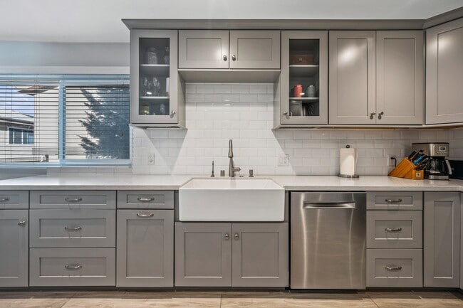 Photo - 1911 Mathews Ave