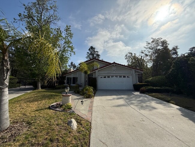 Building Photo - First time rental in a terrific East Simi Valley neighborhood.