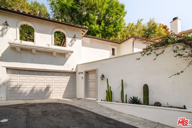 Building Photo - 8706 Sunset Plaza Pl