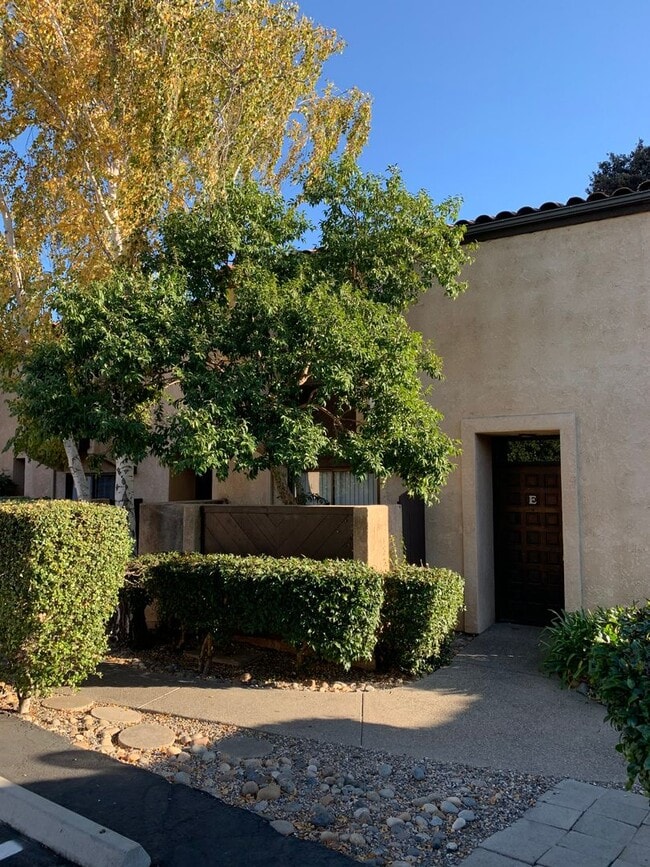 Two-bedroom Tri-Level Condo - Two-bedroom Tri-Level Condo Unit E