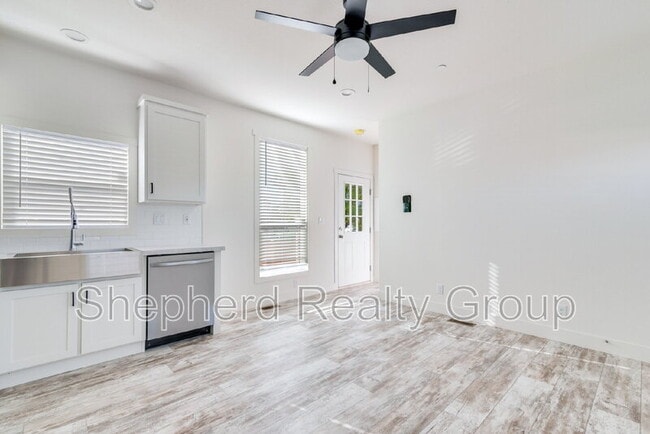 Photo - 15914 Dauchy Ave